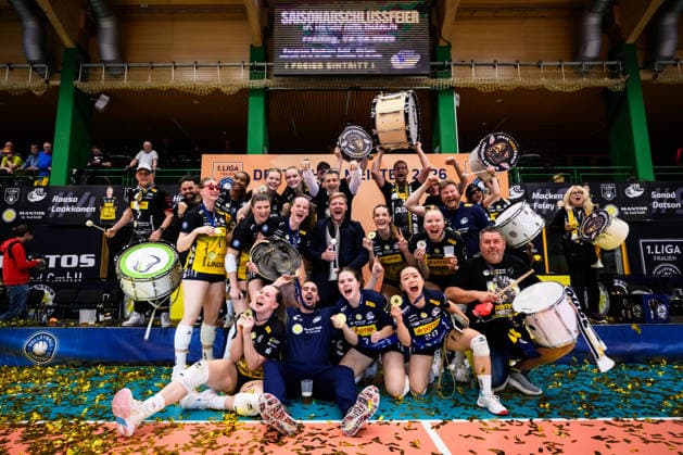 22 04 2026, Sporthalle Wolfsgrube, Suhl Volleyball, Bundesliga Women Play offs, Final, VfB Suhl LOTTO Thüringen Thueringen vs Dresdner SC German Champion 2026 VfB Suhl LOTTO Thüringen Thueringen with fans Laura Berger 11 Suhl with championship trophy, Alexander Mantlik President President Suhl with DVV Cup