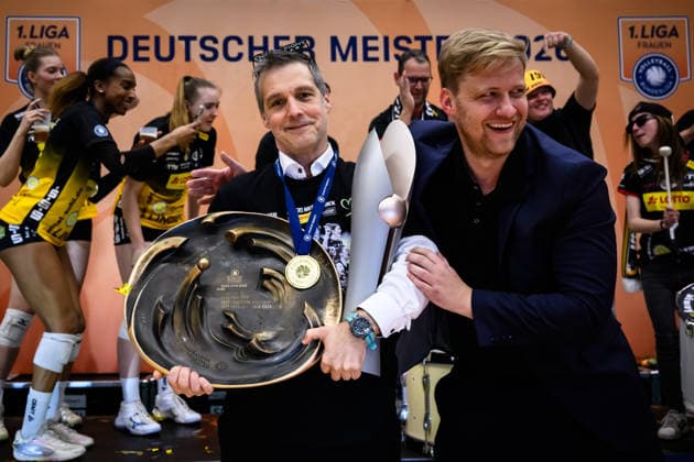 22 04 2026, Sporthalle Wolfsgrube, Suhl Volleyball, Bundesliga Women Play offs, Final, VfB Suhl LOTTO Thüringen Thueringen vs Dresdner SC Laszlo Hollosy Coach Coach Suhl with championship trophy and DVV cup, Alexander Mantlik President President Suhl
