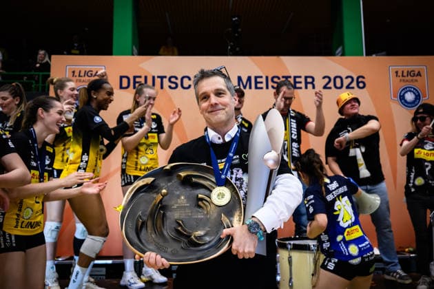 22 04 2026, Sporthalle Wolfsgrube, Suhl Volleyball, Bundesliga Women Play offs, Final, VfB Suhl LOTTO Thüringen Thueringen vs Dresdner SC Laszlo Hollosy Coach Coach Suhl with championship trophy and DVV Cup
