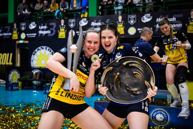22 04 2026, Sporthalle Wolfsgrube, Suhl Volleyball, Bundesliga Womens Play offs, Final, VfB Suhl LOTTO Thüringen Thueringen vs Dresdner SC Lara Nagels 3 Suhl with DVV Cup, Emma Sambale 7 Suhl with championship trophy