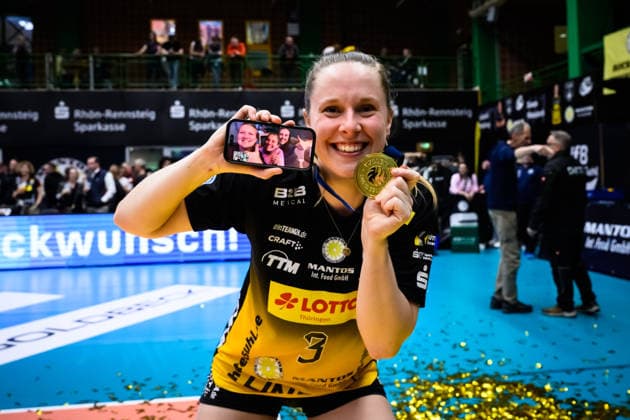 22 04 2026, Sporthalle Wolfsgrube, Suhl Volleyball, Bundesliga Women Play offs, Final, VfB Suhl LOTTO Thüringen Thueringen vs Dresdner SC Lara Nagels 3 Suhl with medal Gold medal and family on cell phone