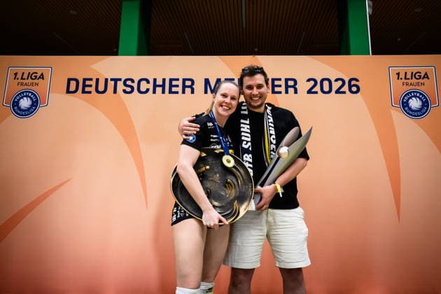 22 04 2026, Sporthalle Wolfsgrube, Suhl Volleyball, Bundesliga Womens Play offs, Final, VfB Suhl LOTTO Thüringen Thueringen vs Dresdner SC Lara Nagels 3 Suhl with championship trophy, partner Jeroen Devey with DVV Cup
