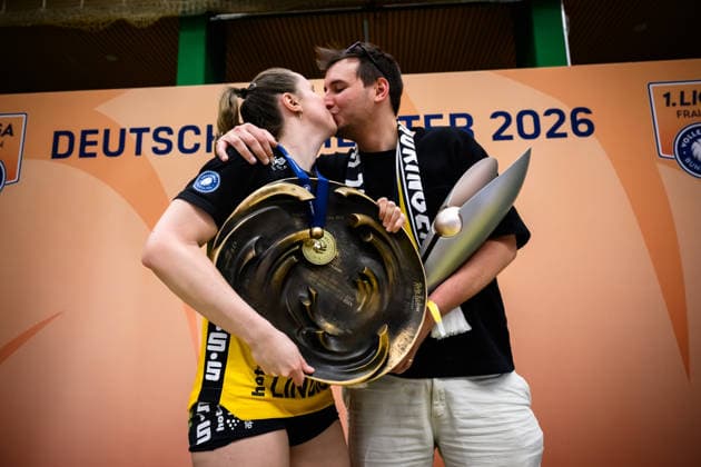 22 04 2026, Sporthalle Wolfsgrube, Suhl Volleyball, Bundesliga Womens Play offs, Final, VfB Suhl LOTTO Thüringen Thueringen vs Dresdner SC Lara Nagels 3 Suhl with championship trophy, partner Jeroen Devey with DVV Cup