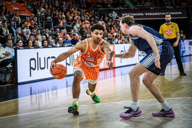 Neu Ulm, Germany, 22 04 26 Mark Smith ratiopharm ulm and Moses Wood ALBA Berlin battle for the ball during the Basketball Bundesliga match between ratiopharm ulm vs ALBA Berlin at ratiopharm Arena on April 22, 2026 in Neu Ulm, Germany Photo by Harry Langer DeFodi Images ratiopharm Arena, Germany, 22 04 26 Mark Smith ratiopharm ulm and Moses Wood ALBA Berlin battle for the ball during the Basketball Bundesliga match between ratiopharm ulm vs ALBA Berlin at Neu Ulm on April 22, 2026 in ratiopharm Arena, Germany Photo by Harry Langer DeFodi Images Photo by Harry Langer DeFodi Images