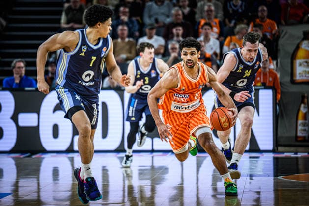 Neu Ulm, Germany, 22 04 26 Jack Kayil ALBA Berlin , Mark Smith ratiopharm ulm and Justin Bean ALBA Berlin in a duel during the Basketball Bundesliga match between ratiopharm ulm vs ALBA Berlin at ratiopharm Arena on April 22, 2026 in Neu Ulm, Germany Photo by Harry Langer DeFodi Images ratiopharm Arena, Germany, 22 04 26 Jack Kayil ALBA Berlin , Mark Smith ratiopharm ulm and Justin Bean ALBA Berlin battle for the ball during the Basketball Bundesliga match between ratiopharm ulm vs ALBA Berlin at Neu Ulm on April 22, 2026 in ratiopharm Arena, Germany Photo by Harry Langer DeFodi Images Photo by Harry Langer DeFodi Images
