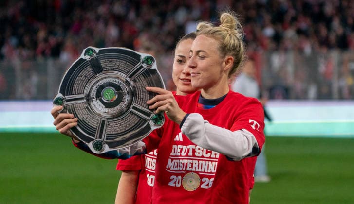 22 4 2026, Football, GER, Women, Google Pixel Womens Bundesliga, Matchday 23, 1 FC Union Berlin FC Bayern Munich Carolin Simon FC Bayern Munich, right and Giulia Gwinn FC Bayern Munich, left cheer with a cardboard championship trophy Berlin Stadion Alte Försterei Brandenburg Germany