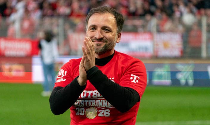 22 4 2026, Football, GER, Women, Google Pixel Womens Bundesliga, Matchday 23, 1 FC Union Berlin FC Bayern Munich Coach Jose Antonio Barcala Garcia FC Bayern Munich celebrates after winning the championship Berlin Stadion Alte Försterei Brandenburg Germany
