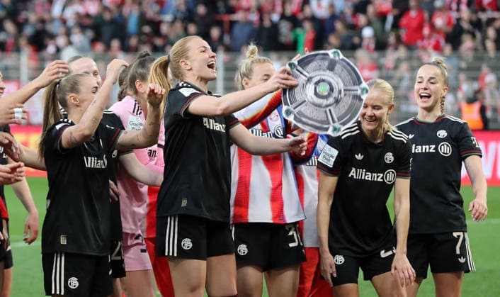 Stine Ballisager with Meisterschale dummy, FC Bayern women cheer and celebrate the German Championship German Champion Sport Football Soccer 1 Bundesliga Women Women 23 Matchday Season 2025 2026 22 04 2026 1 FC Union Berlin vs FC Bayern München FCB DFL regulations prohibit any use of photographs as image sequences and or quasi video