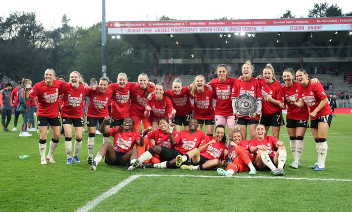 Frauen des FC Bayern jubeln und feiern die Deutsche Meisterschaft Deutscher Meister Mannschaftsfoto Siegerfoto Fußball Fussball 1. Bundesliga Damen Frauen 23. Spieltag Saison 2025 2026 22.04.2026 1.FC Union Berlin vs. FC Bayern München FCB DFL regulations prohibit any use of photographs as image sequences and or quasi-video *** FC Bayern women cheer and celebrate the German championship German champion Team photo Winner photo Sport Football Soccer 1 Bundesliga Women Women 23 Matchday Season 2025 2026 22 04 2026 1 FC Union Berlin vs FC Bayern München FCB DFL regulations prohibit any use of photographs as image sequences and or quasi video