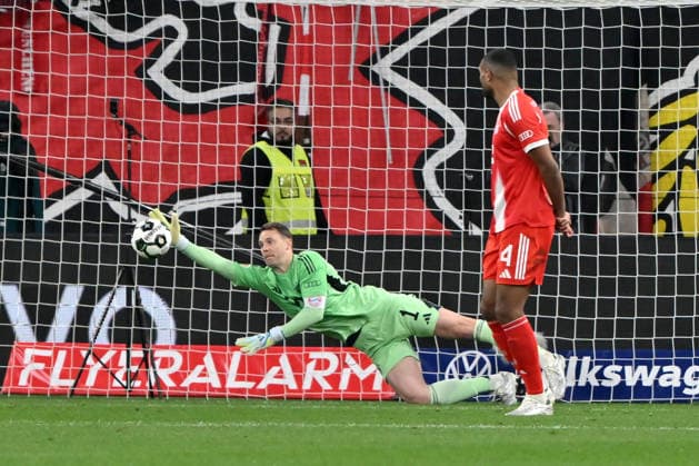 Torwart Manuel Neuer (Bayern Muenchen) pariert den Schuss von Nathan Tella (Bayer 04 Leverkusen) 22.04.2026, Fussball DFB Pokal, 2025 2026, Halbfinale, Bayer 04 Leverkusen - FC Bayern München 0:2 DFB regulations prohibit any use of photographs as image sequences and or quasi-video Leverkusen BayArena Nordrhein Westfalen Deutschland *** Goalkeeper Manuel Neuer Bayern Muenchen saves Nathan Tellas shot Bayer 04 Leverkusen 22 04 2026, Football DFB Pokal, 2025 2026, Semifinal, Bayer 04 Leverkusen FC Bayern München 0 2 DFB regulations prohibit any use of photographs as image sequences and or quasi video Leverkusen BayArena Nordrhein Westfalen Germany Team2