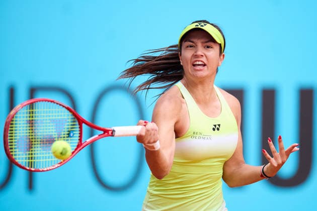 Mutua Madrid Open - Day Four Petra Marcinko of Croatia plays a forehand against Belinda Bencic of Switzerland during the GirlÕs Singles match on day four of the Mutua Madrid Open at Caja Magica on April 23, 2026, in Madrid, Spain. Madrid Caja Magica Madrid Spain RL_MMO2K26_000651 Copyright: xRicardoxLarreinax