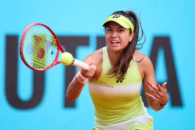 Mutua Madrid Open - Day Four Petra Marcinko of Croatia plays a forehand against Belinda Bencic of Switzerland during the GirlÕs Singles match on day four of the Mutua Madrid Open at Caja Magica on April 23, 2026, in Madrid, Spain. Madrid Caja Magica Madrid Spain RL_MMO2K26_000657 Copyright: xRicardoxLarreinax