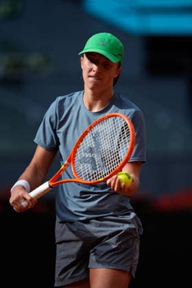 April 23, 2026, Madrid, Madrid, Spain: Iga Swiatek of Poland practices during the Mutua Madrid Open 2026, ATP, Tennis Herren Masters 1000 and WTA, Tennis Damen 1000, at La Caja Magica on April 23, 2026 in Madrid, Spain. Madrid Spain - ZUMAa181 20260423_zaa_a181_013 Copyright: xDennisxAgyemanx