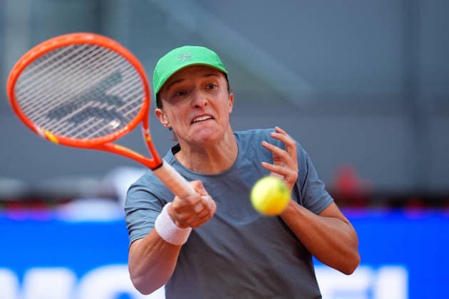 April 23, 2026, Madrid, Madrid, Spain: Iga Swiatek of Poland practices during the Mutua Madrid Open 2026, ATP, Tennis Herren Masters 1000 and WTA, Tennis Damen 1000, at La Caja Magica on April 23, 2026 in Madrid, Spain. Madrid Spain - ZUMAa181 20260423_zaa_a181_061 Copyright: xDennisxAgyemanx