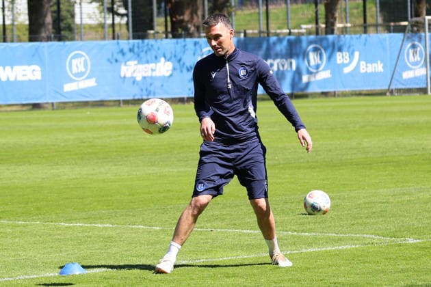 23 04 2026, xrekx, Soccer 2 Bundesliga, Karlsruher SC Training v l Christian Eichner Trainer Karlsruher SC DFL DFB REGULATIONS PROHIBIT ANY USE OF PHOTOGRAPHS as IMAGE SEQUENCES and or QUASI VIDEO Karlsruhe