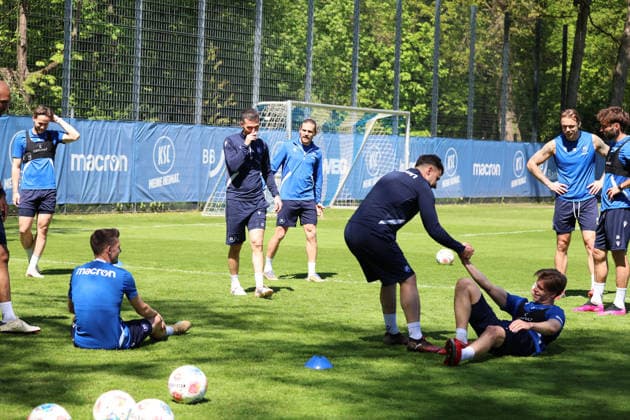 23 04 2026, xrekx, Soccer 2 Bundesliga, Karlsruher SC Training v l Christian Eichner Trainer Karlsruher SC DFL DFB REGULATIONS PROHIBIT ANY USE OF PHOTOGRAPHS as IMAGE SEQUENCES and or QUASI VIDEO Karlsruhe