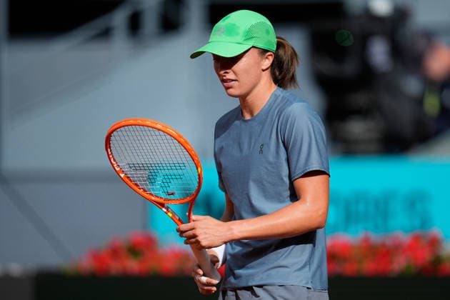 April 23, 2026, Madrid, Madrid, Spain: Iga Swiatek of Poland practices during the Mutua Madrid Open 2026, ATP, Tennis Herren Masters 1000 and WTA, Tennis Damen 1000, at La Caja Magica on April 23, 2026 in Madrid, Spain. Madrid Spain - ZUMAa181 20260423_zaa_a181_082 Copyright: xDennisxAgyemanx