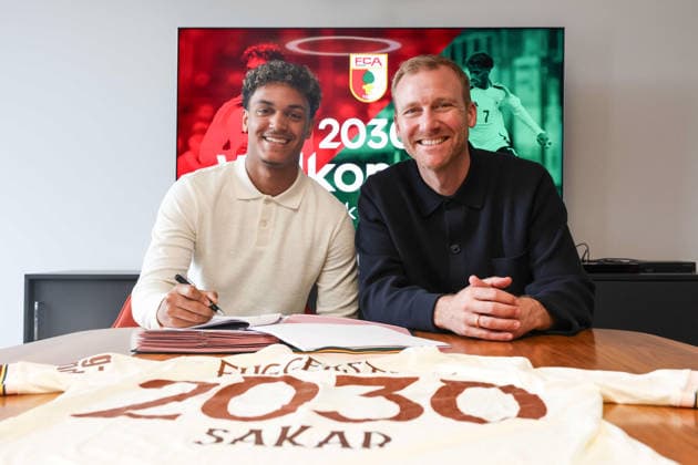 23.04.2026, GER, Fussball, Herren, FC Augsburg, Bundesliga, Unterschrift, Faik Sakar, FCA, Neuzugang Faik Sakar mit FCA-Sportdirektor Benni Weber Augsburg *** 23 04 2026, GER, Soccer, Men, FC Augsburg, Bundesliga, Signing, Faik Sakar, FCA, New signing Faik Sakar with FCA Sports Director Benni Weber Augsburg