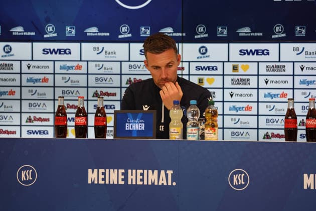 23 04 2026, xrekx, Fußball 2 Bundesliga, Karlsruher SC Pressekonferenz v l Christian Eichner Trainer Karlsruher SC DFL DFB REGULATIONS PROHIBIT ANY USE OF PHOTOGRAPHS as IMAGE SEQUENCES and or QUASI VIDEO Karlsruhe
