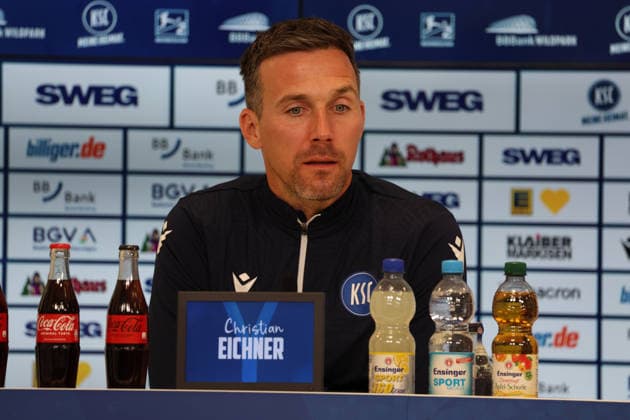 23 04 2026, xrekx, Fußball 2 Bundesliga, Karlsruher SC Pressekonferenz v l Christian Eichner Trainer Karlsruher SC DFL DFB REGULATIONS PROHIBIT ANY USE OF PHOTOGRAPHS as IMAGE SEQUENCES and or QUASI VIDEO Karlsruhe