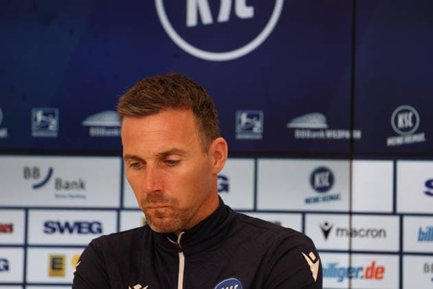 23 04 2026, xrekx, Fußball 2 Bundesliga, Karlsruher SC Pressekonferenz v l Christian Eichner Trainer Karlsruher SC DFL DFB REGULATIONS PROHIBIT ANY USE OF PHOTOGRAPHS as IMAGE SEQUENCES and or QUASI VIDEO Karlsruhe