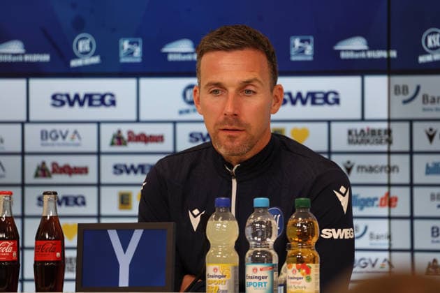23 04 2026, xrekx, Fußball 2 Bundesliga, Karlsruher SC Pressekonferenz v l Christian Eichner Trainer Karlsruher SC DFL DFB REGULATIONS PROHIBIT ANY USE OF PHOTOGRAPHS as IMAGE SEQUENCES and or QUASI VIDEO Karlsruhe