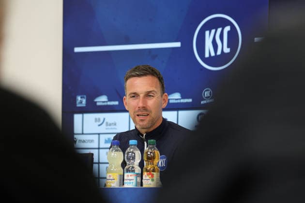 23 04 2026, xrekx, Fußball 2 Bundesliga, Karlsruher SC Pressekonferenz v l Christian Eichner Trainer Karlsruher SC DFL DFB REGULATIONS PROHIBIT ANY USE OF PHOTOGRAPHS as IMAGE SEQUENCES and or QUASI VIDEO Karlsruhe