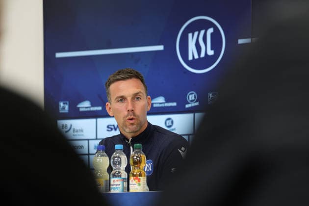 23 04 2026, xrekx, Fußball 2 Bundesliga, Karlsruher SC Pressekonferenz v l Christian Eichner Trainer Karlsruher SC DFL DFB REGULATIONS PROHIBIT ANY USE OF PHOTOGRAPHS as IMAGE SEQUENCES and or QUASI VIDEO Karlsruhe