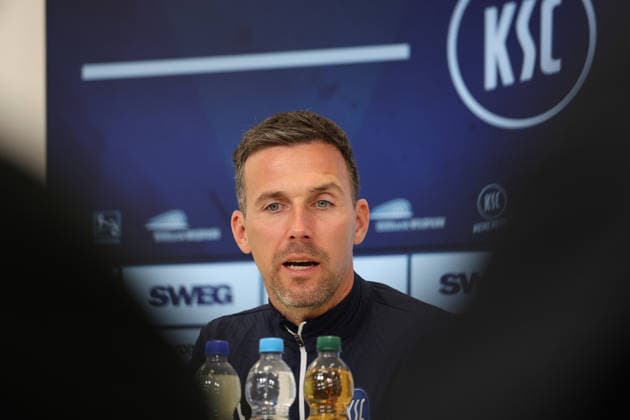 23 04 2026, xrekx, Fußball 2 Bundesliga, Karlsruher SC Pressekonferenz v l Christian Eichner Trainer Karlsruher SC DFL DFB REGULATIONS PROHIBIT ANY USE OF PHOTOGRAPHS as IMAGE SEQUENCES and or QUASI VIDEO Karlsruhe