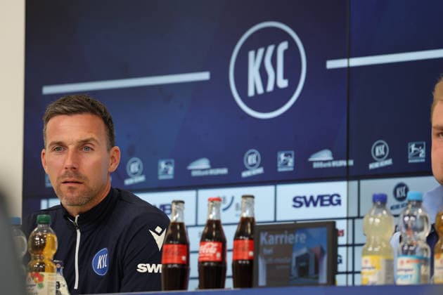 23 04 2026, xrekx, Fußball 2 Bundesliga, Karlsruher SC Pressekonferenz v l Christian Eichner Trainer Karlsruher SC DFL DFB REGULATIONS PROHIBIT ANY USE OF PHOTOGRAPHS as IMAGE SEQUENCES and or QUASI VIDEO Karlsruhe