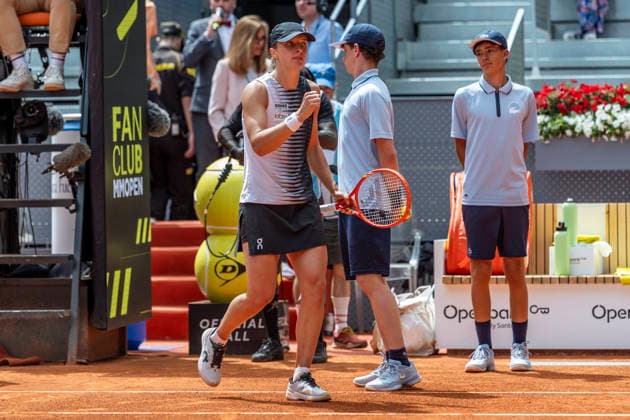 Mutua Madrid Open - Day Four MADRID, SPAIN - APRIL 23: Iga Swiatek of Poland celebrates the victory against Daria Snigur of Ukraine in the Women s Singles Round of 64 match during the Mutua Madrid Open 2026 tournament celebrated at La Caja Magica on April 22, 2026 in Madrid, Spain. Madrid La Caja Magica Madrid Spain Copyright: xAlbertoxGardinx AGardin_20260423_Tennis_Madrid_Day4_0034