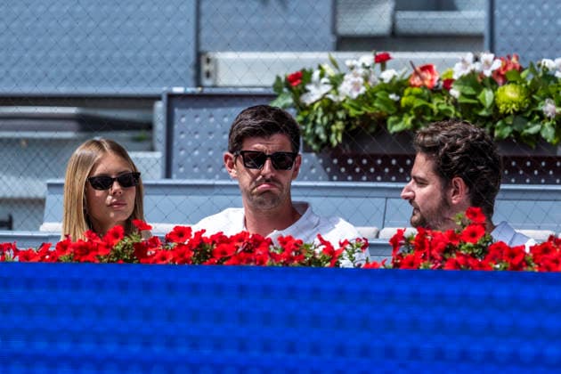 Mutua Madrid Open - Day Four MADRID, SPAIN - APRIL 23: Thibaut Courtois (C) is seen on the stands with his wife Mishel Gerzig (L) during the Mutua Madrid Open 2026 tournament celebrated at La Caja Magica on April 22, 2026 in Madrid, Spain. Madrid La Caja Magica Madrid Spain Copyright: xAlbertoxGardinx AGardin_20260423_Tennis_Madrid_Day4_0041