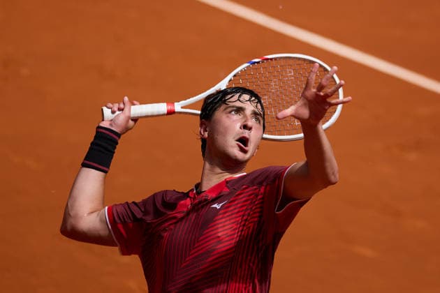 Mutua Madrid Open - Day Four Alexander Shevchenko of Kazakhstan serves against Jaume Munar of Spain during the Men™s Singles match on day four of the Mutua Madrid Open at Caja Magica on April 23, 2026, in Madrid, Spain. Madrid Caja Magica Madrid Spain RL_MMO2K26_000725 Copyright: xRicardoxLarreinax