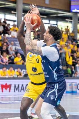 ENBL Final Four 2025 2026 Syntainics MBC vs CSO Voluntari Match for 3rd place Weissenfels, Germany April 23, 2026 In the picture from left in the duel Khyri Thomas Weissenfels and Lee Edward Skinner Voluntari Weissenfels Stadthalle Weissenfels Sachsen Anhalt Germany