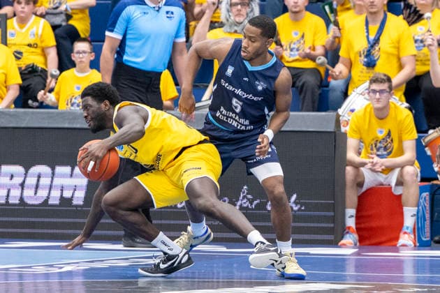 ENBL Final Four - 2025 2026 - Syntainics MBC vs.CSO Voluntari Spiel um Platz 3 Weissenfels, Deutschland 23.April 2026: Im Bild:v.li.Khyri Thomas (Weissenfels) und Michael Anthony Caffey (Voluntari) Weissenfels Stadthalle Weissenfels Sachsen-Anhalt Deutschland *** ENBL Final Four 2025 2026 Syntainics MBC vs CSO Voluntari Match for 3rd place Weissenfels, Germany April 23, 2026 In the picture from left Khyri Thomas Weissenfels and Michael Anthony Caffey Voluntari Weissenfels Stadthalle Weissenfels Sachsen Anhalt Germany