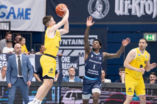 ENBL Final Four 2025 2026 Syntainics MBC vs CSO Voluntari Match for 3rd place Weissenfels, Germany April 23, 2026 In the picture from left Spencer Reaves Weissenfels and Sacar Kofi Assante Anim Voluntari Weissenfels Stadthalle Weissenfels Sachsen Anhalt Germany