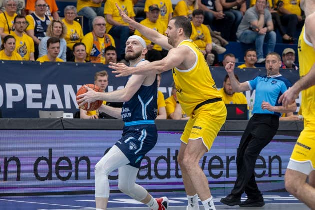 ENBL Final Four 2025 2026 Syntainics MBC vs CSO Voluntari Match for 3rd place Weissenfels, Germany April 23, 2026 In the picture from left Kodi Andrew Justice Voluntari and Nemanja Djurisic Weissenfels Weissenfels Stadthalle Weissenfels Sachsen Anhalt Germany