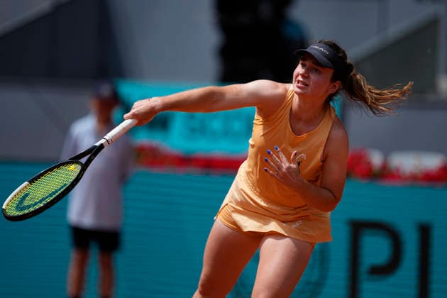 April 23, 2026, Madrid, Madrid, Spain: Daria Snigur of Ukraine plays against Iga Swiatek of Poland during the Mutua Madrid Open 2026, ATP, Tennis Herren Masters 1000 and WTA, Tennis Damen 1000, at La Caja Magica on April 23, 2026 in Madrid, Spain. Madrid Spain - ZUMAa181 20260423_zaa_a181_244 Copyright: xOscarxJ.xBarrosox