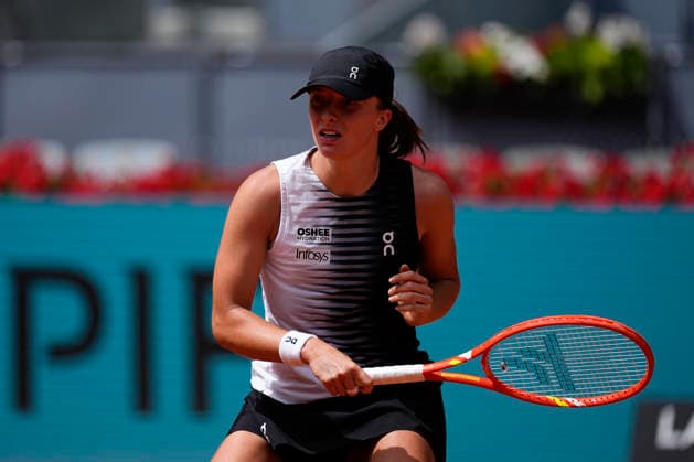 April 23, 2026, Madrid, Madrid, Spain: Iga Swiatek of Poland plays against Daria Snigur of Ukraine during the Mutua Madrid Open 2026, ATP, Tennis Herren Masters 1000 and WTA, Tennis Damen 1000, at La Caja Magica on April 23, 2026 in Madrid, Spain. Madrid Spain - ZUMAa181 20260423_zaa_a181_252 Copyright: xOscarxJ.xBarrosox