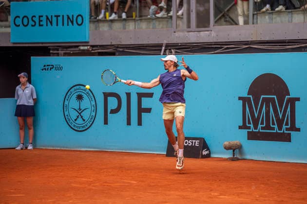 Mutua Madrid Open - Day Four MADRID, SPAIN - APRIL 23: Patrick Kypson of the United States in action against Stefanos Tsitsipas of Greece during the MenÕs Singles Second Round match during the Mutua Madrid Open 2026 tournament celebrated at La Caja Magica on April 22, 2026 in Madrid, Spain. Madrid La Caja Magica Madrid Spain Copyright: xAlbertoxGardinx AGardin_20260423_Tennis_Madrid_Day4_0288