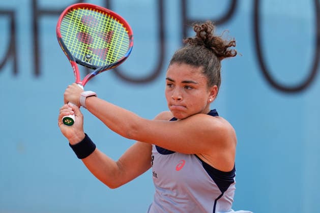 April 23, 2026, Madrid, Madrid, Spain: Jasmine Paolini of Italy plays against Laura Siegemund of Germany during the Mutua Madrid Open 2026, ATP, Tennis Herren Masters 1000 and WTA, Tennis Damen 1000, at La Caja Magica on April 23, 2026 in Madrid, Spain. Madrid Spain - ZUMAa181 20260423_zaa_a181_261 Copyright: xDennisxAgyemanx