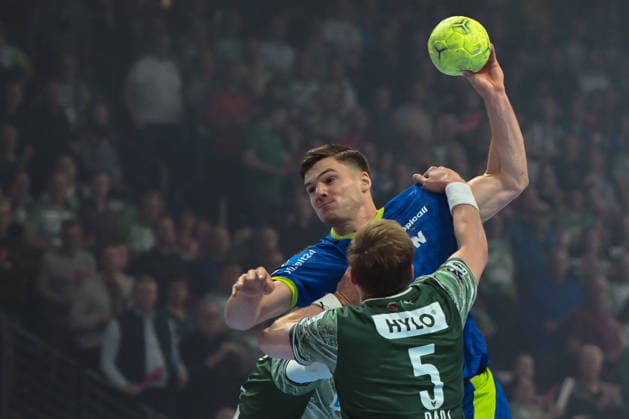 23 04 2026, xlakx, Handball Daikin HBL, Fuechse Berlin VfL Gummersbach v l Kay Smits VfL Gummersbach , Max Darj Fuechse Berlin goes for a jump shot Berlin Daniel Lakomski