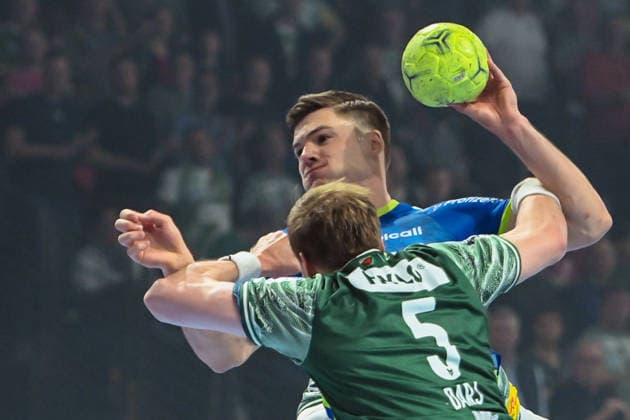 23 04 2026, xlakx, Handball Daikin HBL, Fuechse Berlin VfL Gummersbach v l Kay Smits VfL Gummersbach , Max Darj Fuechse Berlin goes for a jump shot Berlin Daniel Lakomski