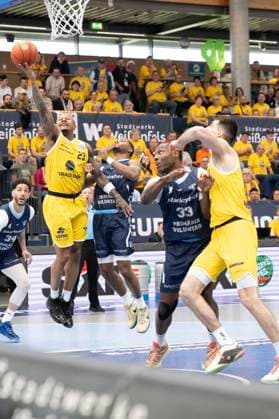 ENBL Final Four - 2025 2026 - Syntainics MBC vs.CSO Voluntari Spiel um Platz 3 Weissenfels, Deutschland 23.April 2026: Im Bild:v. li. im Zweikampf Charles Callison (Weissenfels), Michael Anthony Caffey (Voluntari), Solomon Devin Young (Voluntari) und Jure Planinic (Weissenfels) Weissenfels Stadthalle Weissenfels Sachsen-Anhalt Deutschland *** ENBL Final Four 2025 2026 Syntainics MBC vs CSO Voluntari Match for 3rd place Weissenfels, Germany April 23, 2026 In the picture from left in the duel Charles Callison Weissenfels , Michael Anthony Caffey Voluntari , Solomon Devin Young Voluntari and Jure Planinic Weissenfels Weissenfels Stadthalle Weissenfels Saxony Anhalt Germany