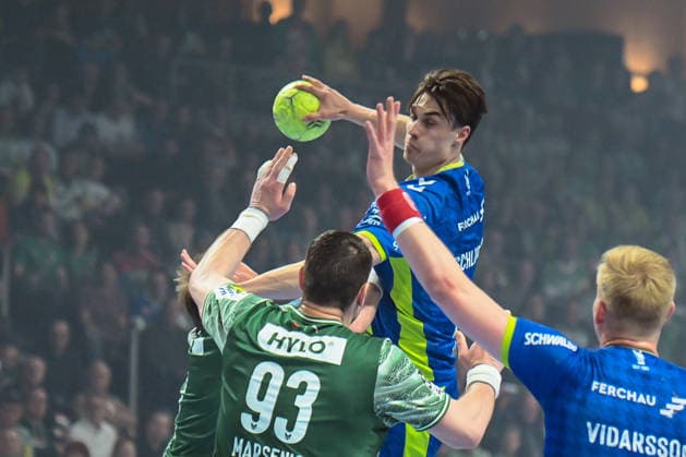 23 04 2026, xlakx, Handball Daikin HBL, Fuechse Berlin VfL Gummersbach v l Miro Schluroff VfL Gummersbach , Mijajlo Marsenic Fuechse Berlin goes for the jump shot Berlin Daniel Lakomski