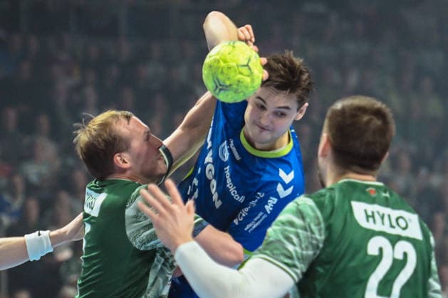 23 04 2026, xlakx, Handball Daikin HBL, Fuechse Berlin VfL Gummersbach v l Max Darj Fuechse Berlin , Ludvig Hallbaeck VfL Gummersbach duel, duel, fight, tackle Berlin Daniel Lakomski