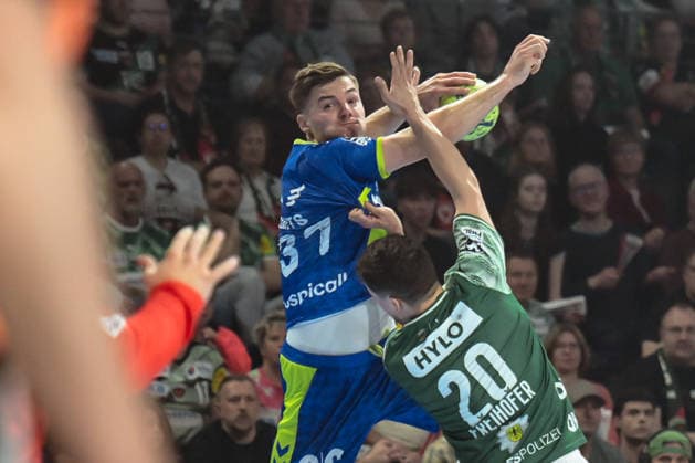 23 04 2026, xlakx, Handball Daikin HBL, Fuechse Berlin VfL Gummersbach v l Kay Smits VfL Gummersbach , Tim Freihoefer Fuechse Berlin duel, duel, fight, tackle Berlin Daniel Lakomski