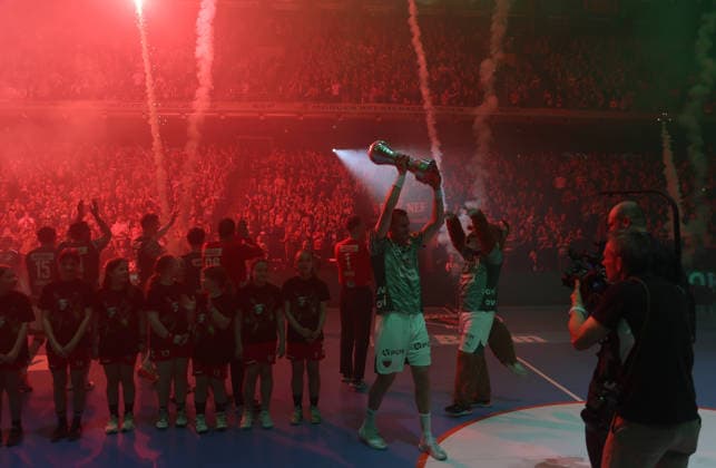 GER HBL season 2025 2026 FÜCHSE Berlin vs VfL Gummersbach, 23 04 26, Max Schmeling Halle, Berlin, captain Max DARJ Füchse Berlin 5 , holds up the DHB Cup, entrance ceremony, cup winner