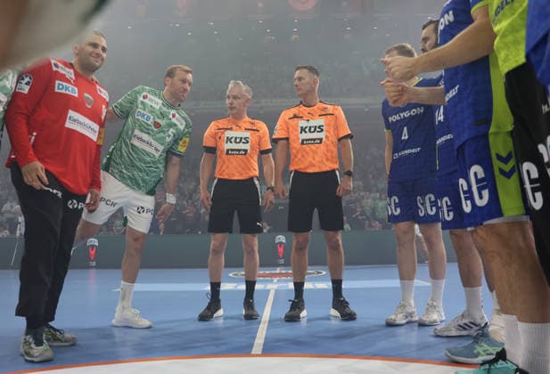 GER HBL Season 2025 2026 FÜCHSE Berlin vs VfL Gummersbach, 23 04 26, Max Schmeling Halle, Berlin, Welcome, before the match, both teams, referee