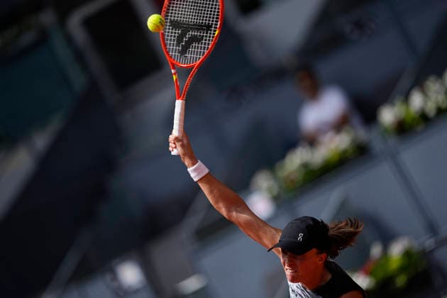 April 23, 2026, Madrid, Madrid, Spain: Iga Swiatek of Poland plays against Daria Snigur of Ukraine during the Mutua Madrid Open 2026, ATP, Tennis Herren Masters 1000 and WTA, Tennis Damen 1000, at La Caja Magica on April 23, 2026 in Madrid, Spain. Madrid Spain - ZUMAa181 20260423_zaa_a181_283 Copyright: xOscarxJ.xBarrosox